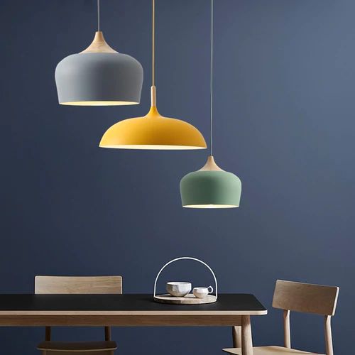 Lampy wiszące wykonane z metalu i drewna w delikatnych pastelowych odcieniach
