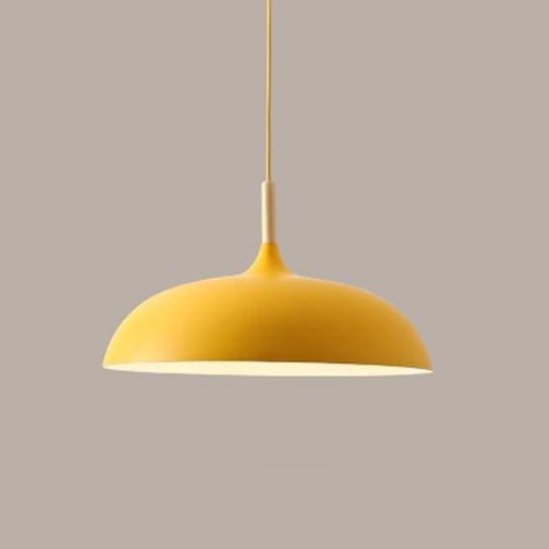 Lampy wiszące wykonane z metalu i drewna w delikatnych pastelowych odcieniach