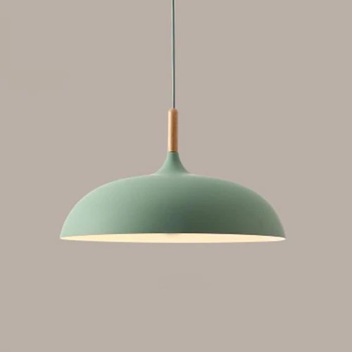 Lampy wiszące wykonane z metalu i drewna w delikatnych pastelowych odcieniach