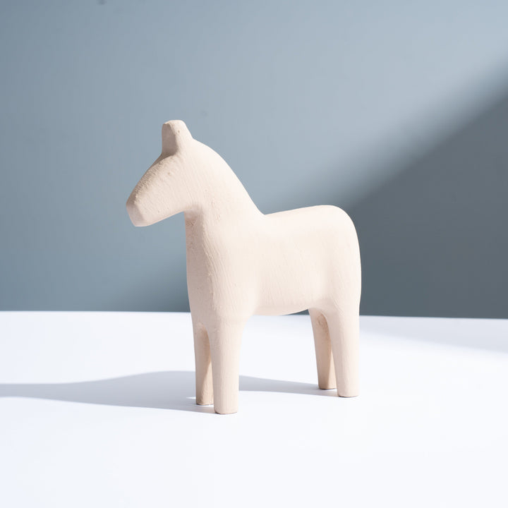 Dekoracje koni z żywicy w stylu minimalistycznym