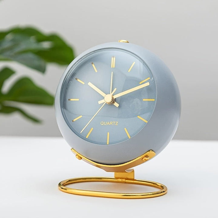 Buzzley Retro Cichy Budzik – Vintage Metalowy Zegar Analogowy z Nocnym Światłem