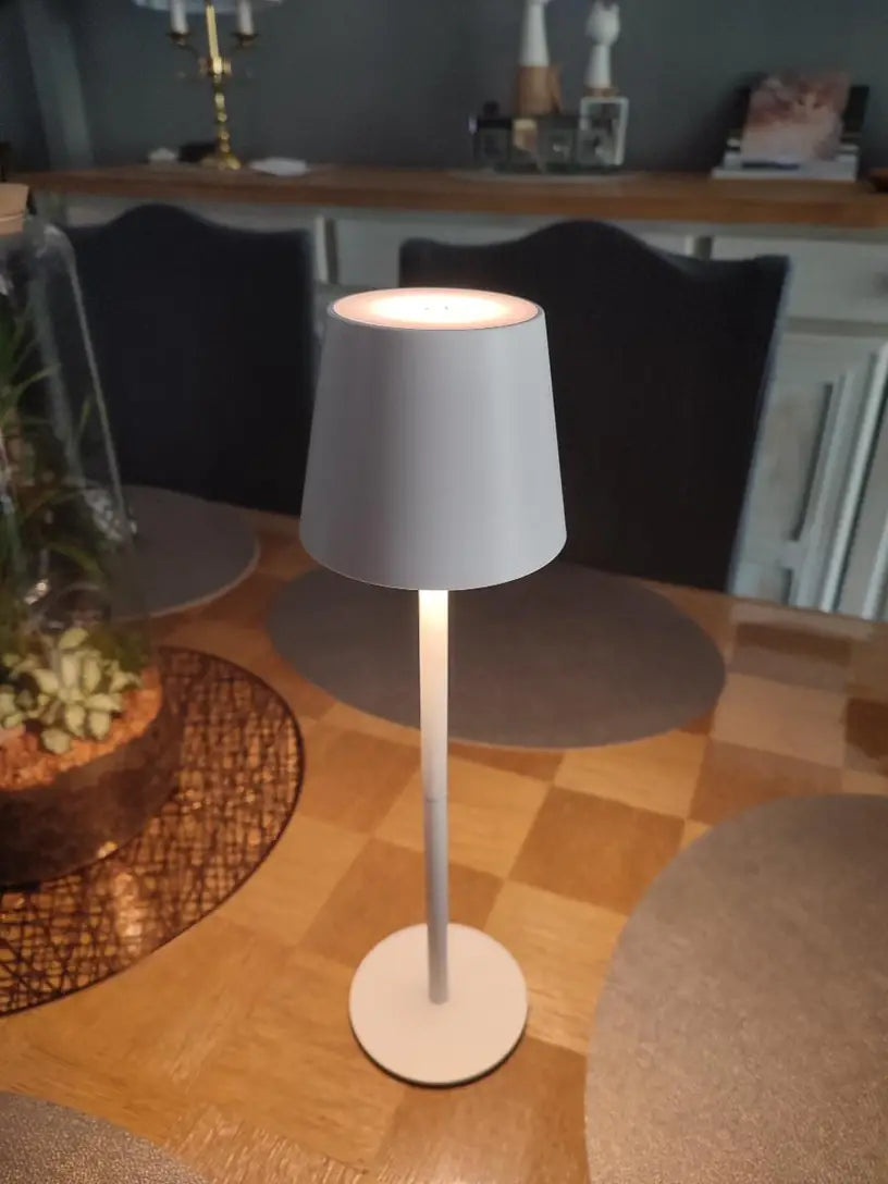 Lampa Stołowa LED – Bezprzewodowa, Z Dotykowym Sterowaniem i Regulowanym Światłem