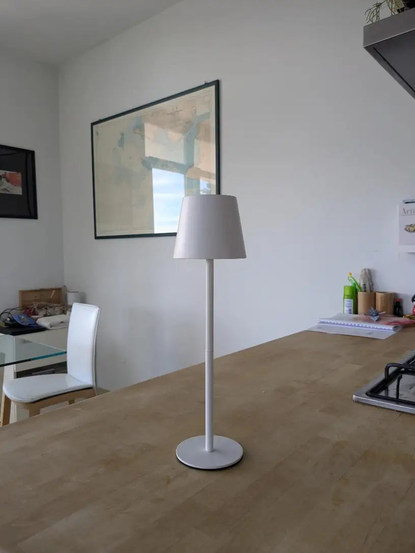 Lampa Stołowa LED – Bezprzewodowa, Z Dotykowym Sterowaniem i Regulowanym Światłem