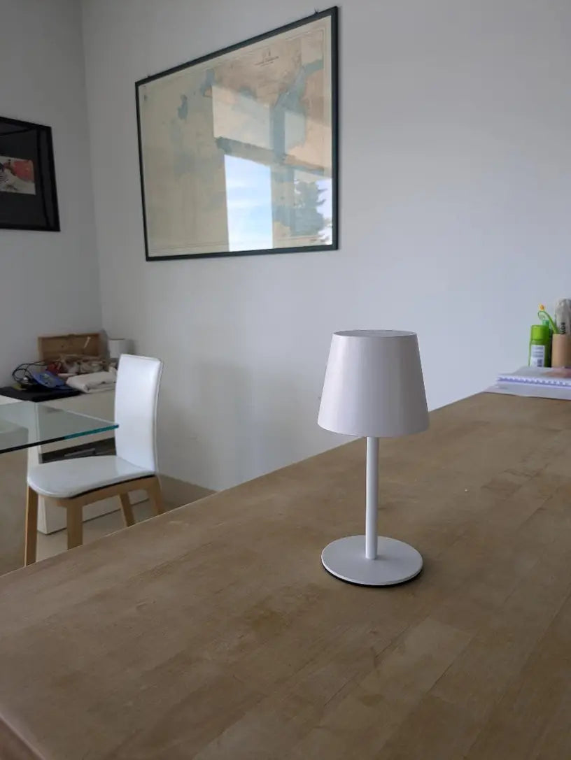Lampa Stołowa LED – Bezprzewodowa, Z Dotykowym Sterowaniem i Regulowanym Światłem