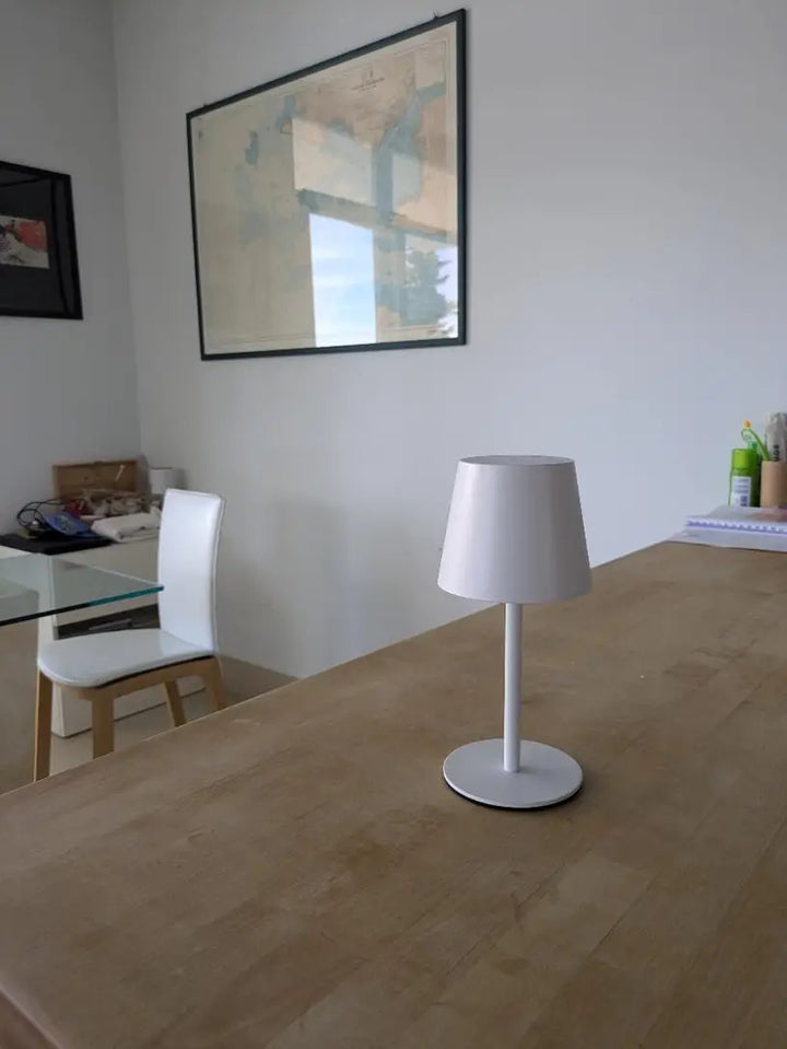 Lampa Stołowa LED – Bezprzewodowa, Z Dotykowym Sterowaniem i Regulowanym Światłem