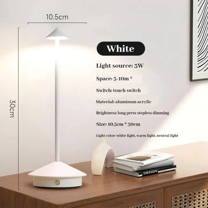 Elegancka, ładowana metalowa lampa stołowa