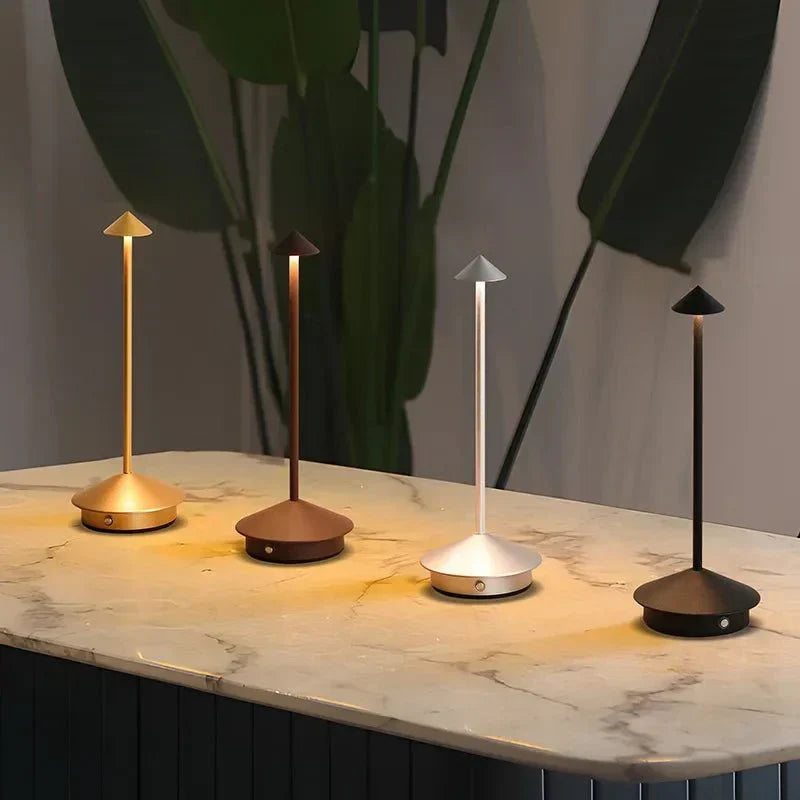 Elegancka, ładowana metalowa lampa stołowa