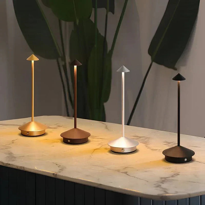 Elegancka, ładowana metalowa lampa stołowa