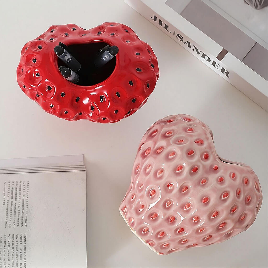 Wazon ceramiczny w kształcie truskawki