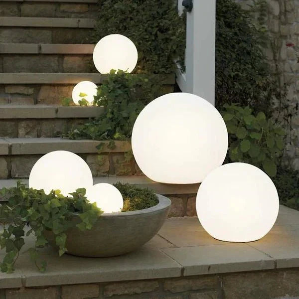 Lampa Globe na Zewnątrz - Bezprzewodowa, Odporna na Warunki Atmosferyczne, Lampa LED w 16 kolorach